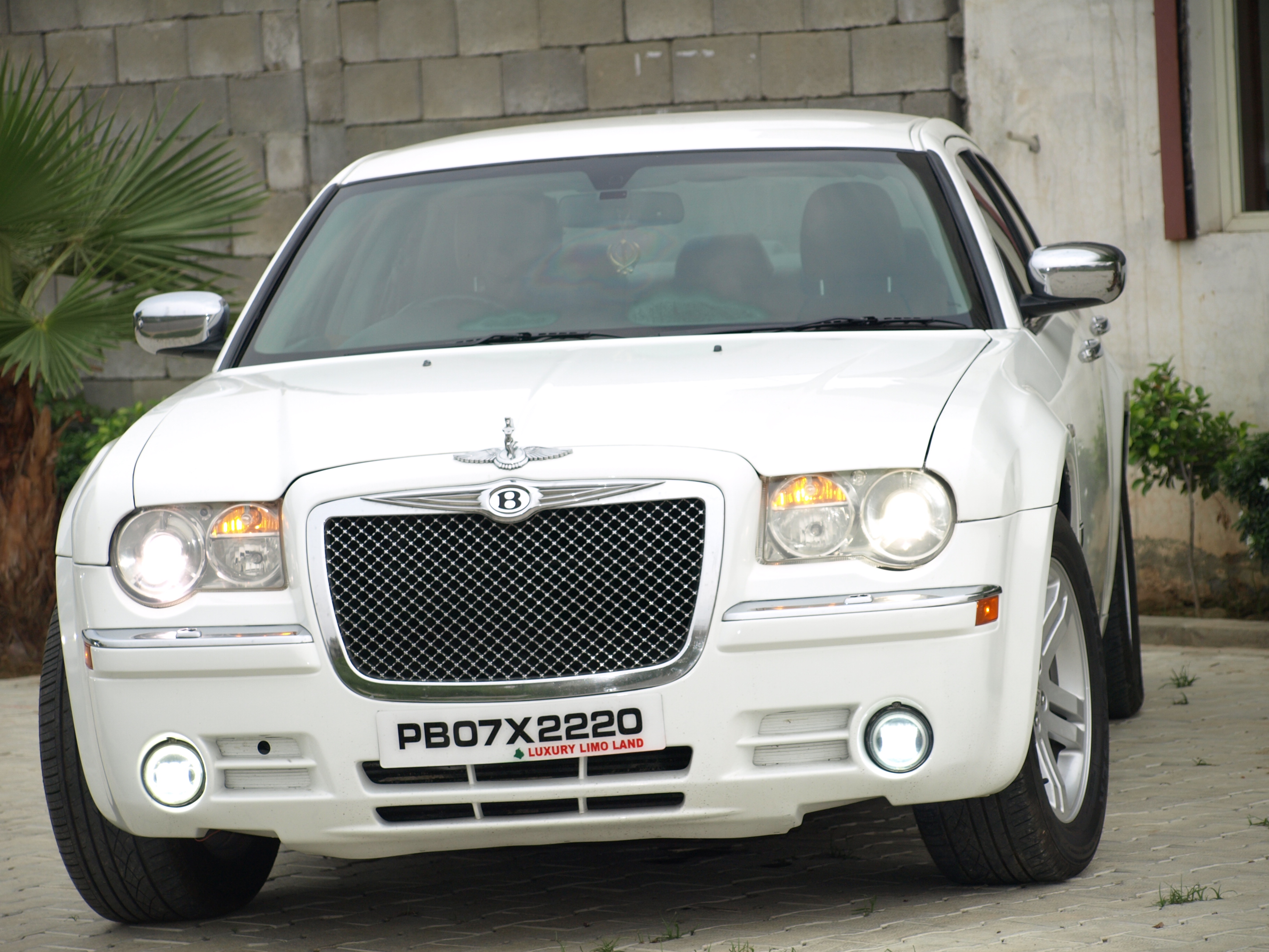 LUXUIROUS IMPORTED BRAND CHRYSLER 300C 